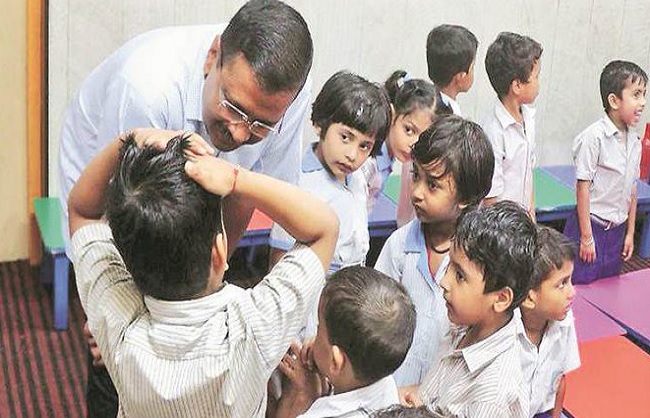 अरविंद केजरीवाल बच्चों के साथ (फाइल फोटो)।