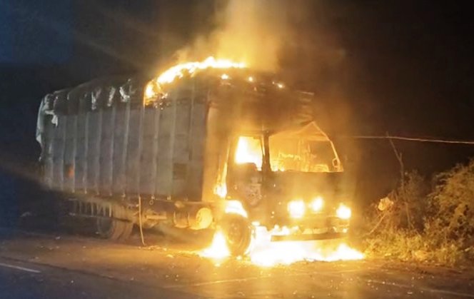 खड़े ट्रक के अंदर सिलेंडर फटने से लगी भीषण आग, जलकर राख