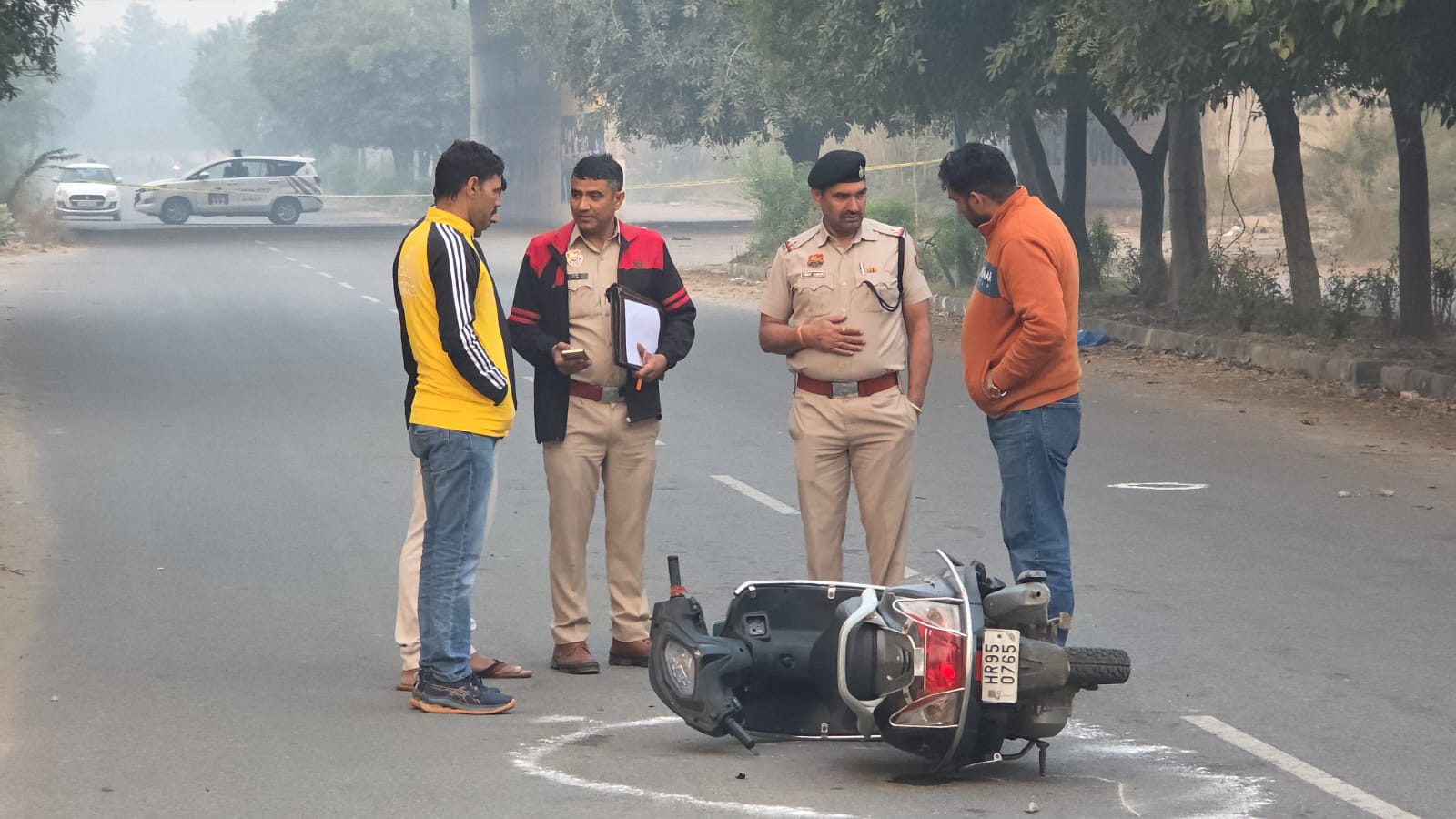 रोहतक में आईएमटी क्षेत्र में मुठभेड़ के बाद जांच करती पुलिस टीम.