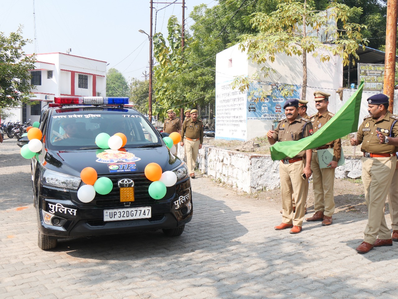 झंडी दिखाकर गाड़ियां रवाना करते एसएसपी