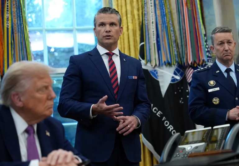 अमेरिका के युद्ध सचिव पीट हेगसेथ (मध्य में)। फोटो - इंटरनेट मीडिया