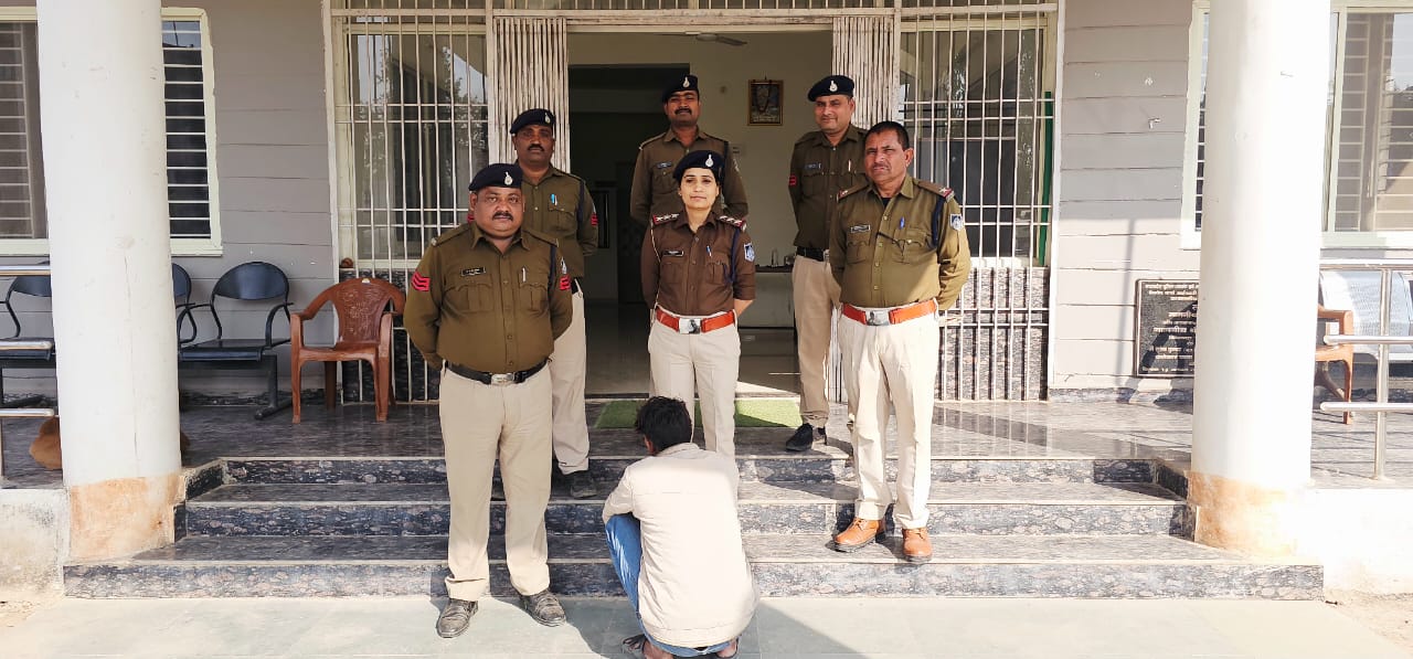 अपराधी को गिरफ्तार किये हुये पुलिस  टीम