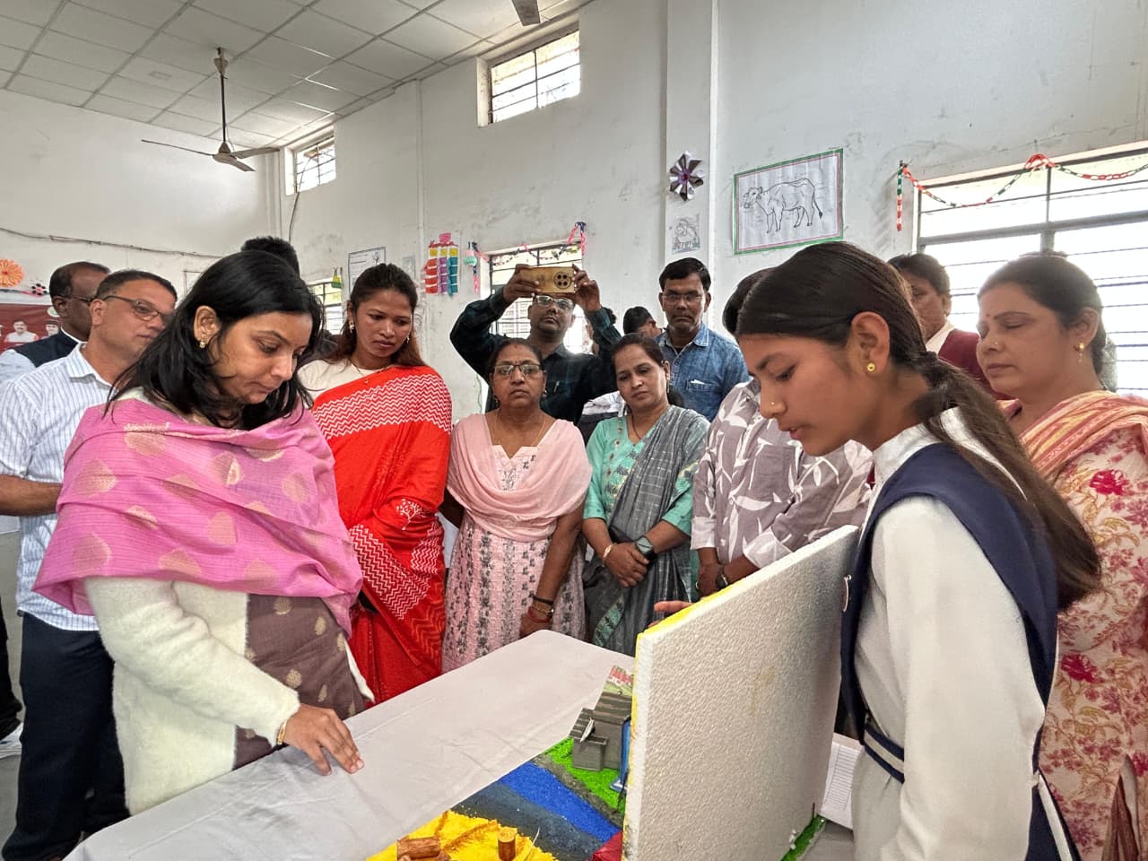 Seoni: Collector Sheetla Patle observed the innovations of children in the youth festival, said that continuous efforts are the mantra of success.