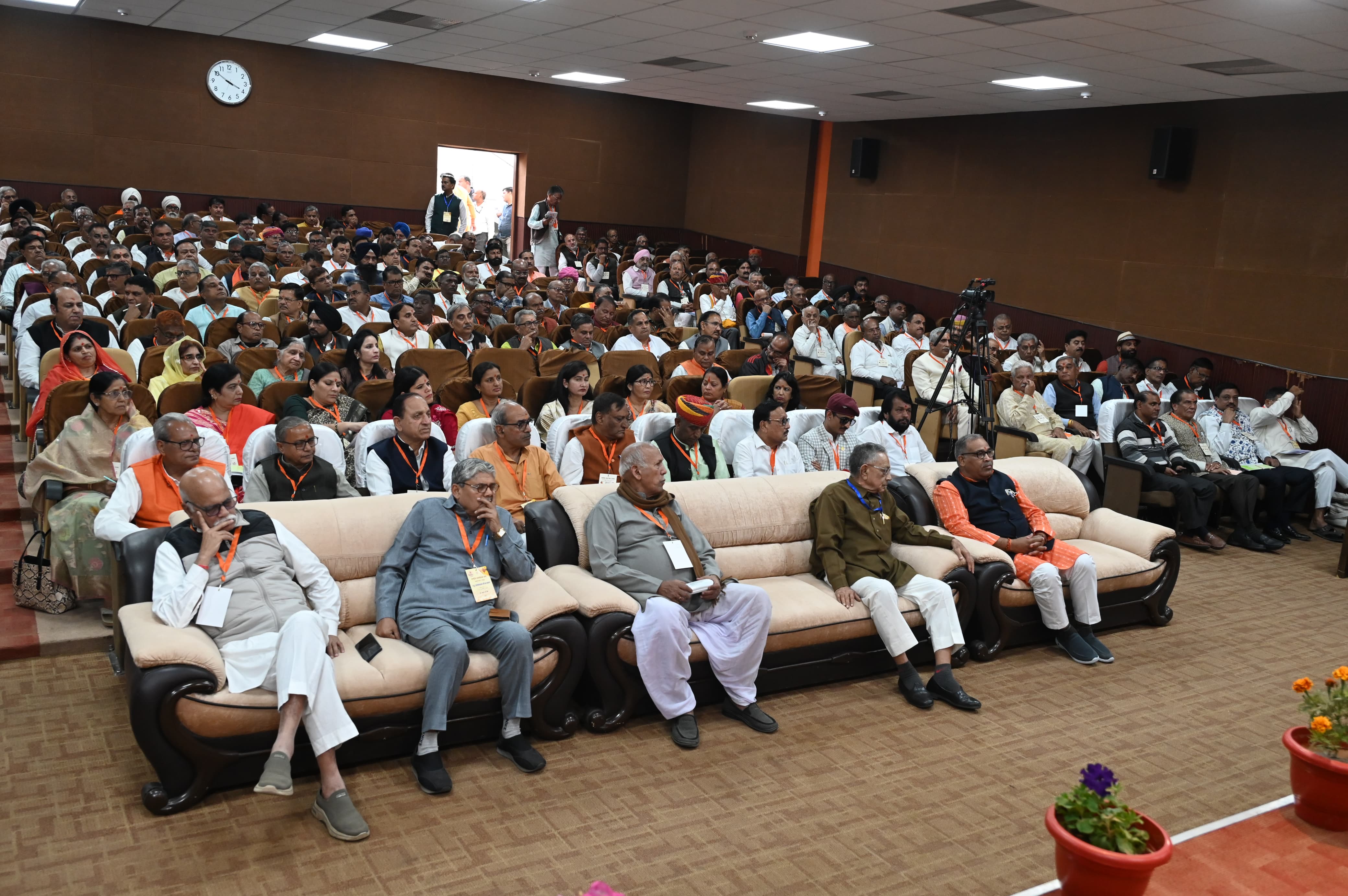 सद्भावना बैठक में उपस्थित लोग