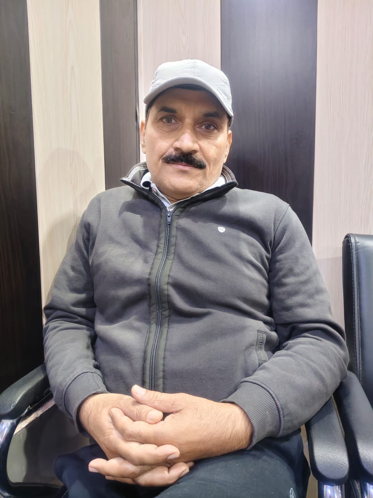 रंगे हाथ घूंस लेते हुए प्रयागराज के झूंसी थाना क्षेत्र से गिरफ्तार आपूर्ति निरीक्षक नन्द किशोर यादव का छाया चित्र