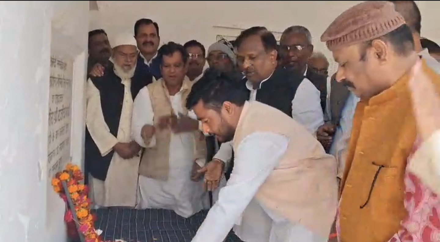 नेहरू जी की प्रतिमा पर पुष्प अर्पित करते कांग्रेसजन नेहरू जी की प्रतिमा पर पुष्प अर्पित करते कांग्रेसजन