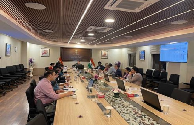 बीमा कंपनियों और स्वास्थ्य सेवा प्रदाताओं के साथ बैठक करते डीएफएस सचिव