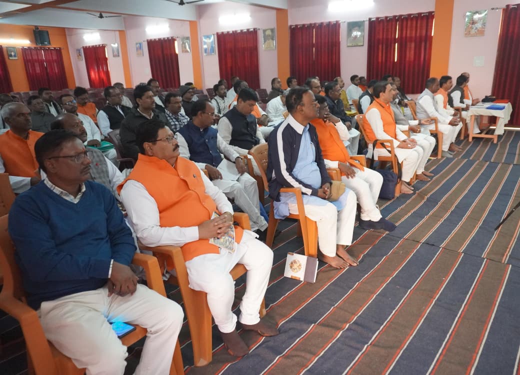 कार्यक्रम में जुटे लोगों की तस्‍वीरें