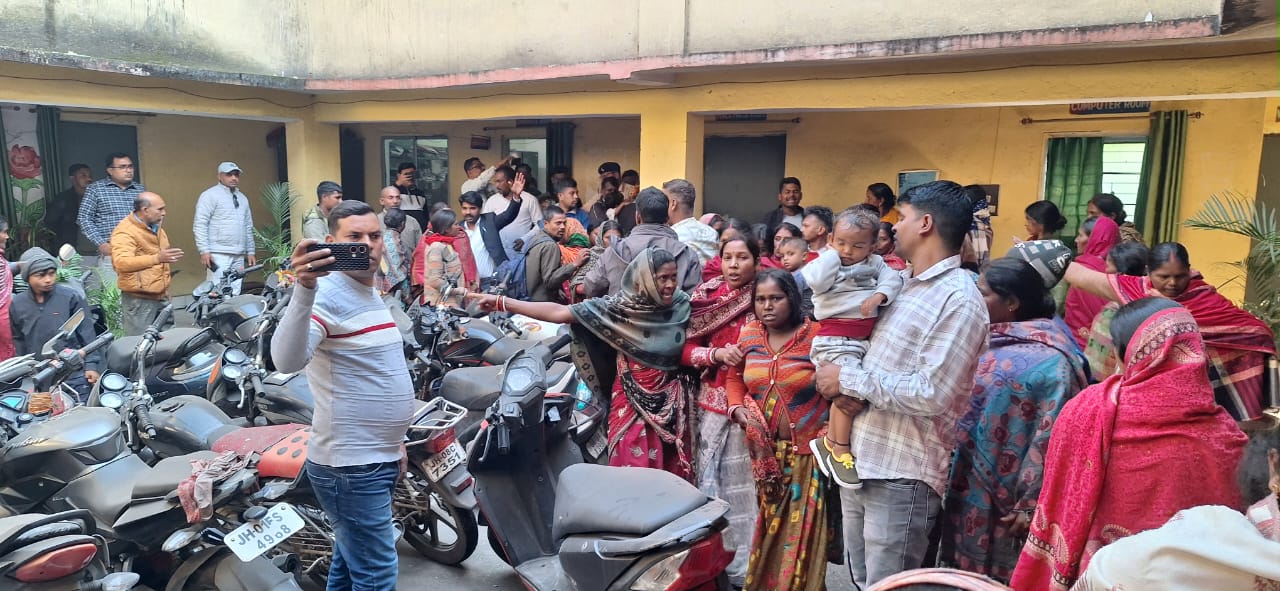 बवाल करते परिजन