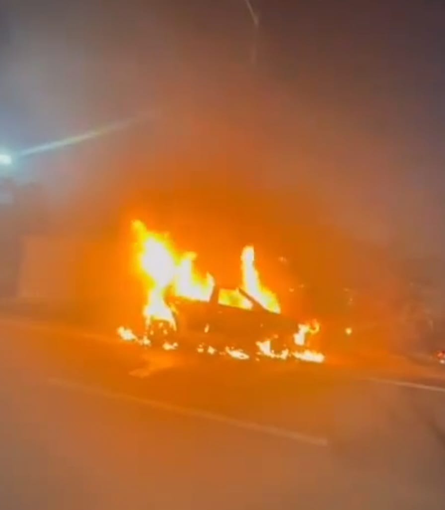 नोएडा एक्सप्रेस-वे पर चलती हुई कार में लगी भयंकर आग नोएडा एक्सप्रेस-वे पर चलती हुई कार में लगी भयंकर आग