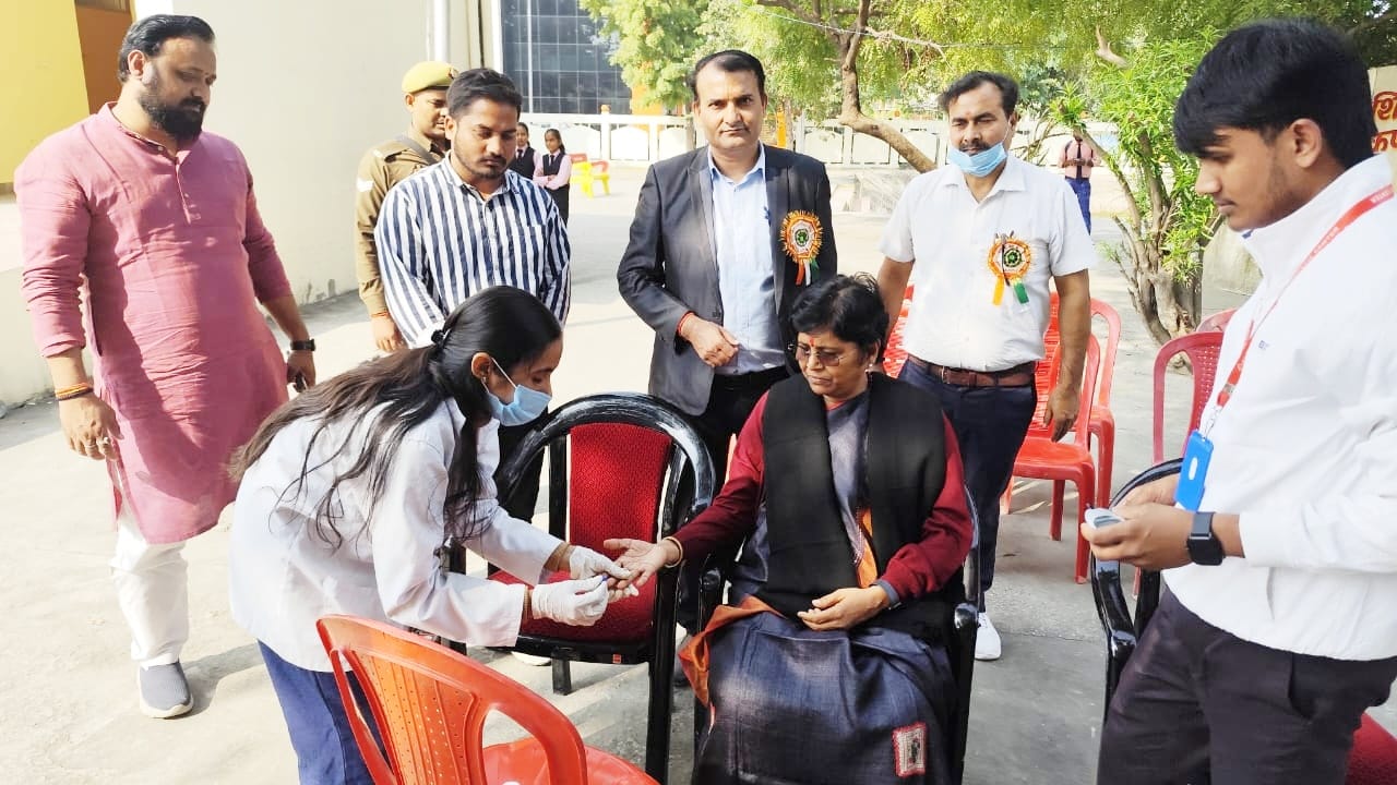 पूर्वांचल विश्वविद्यालय में विश्व मधुमेह दिवस पर आयोजित कार्यक्रम में चेक करवाते हुए छात्र छात्राएं