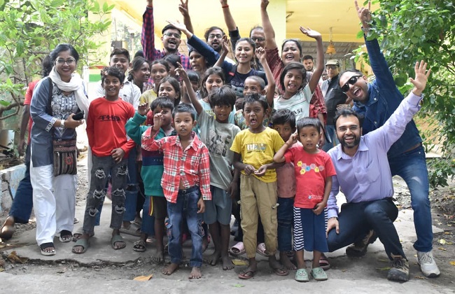 झुग्गी बस्तियों के बच्चों संग आकाशवाणी कोलकाता की टीम