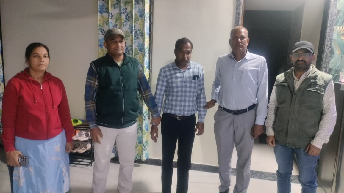 भू-अभिलेख निरीक्षक सात लाख रुपये की रिश्वत लेते गिरफ्तार