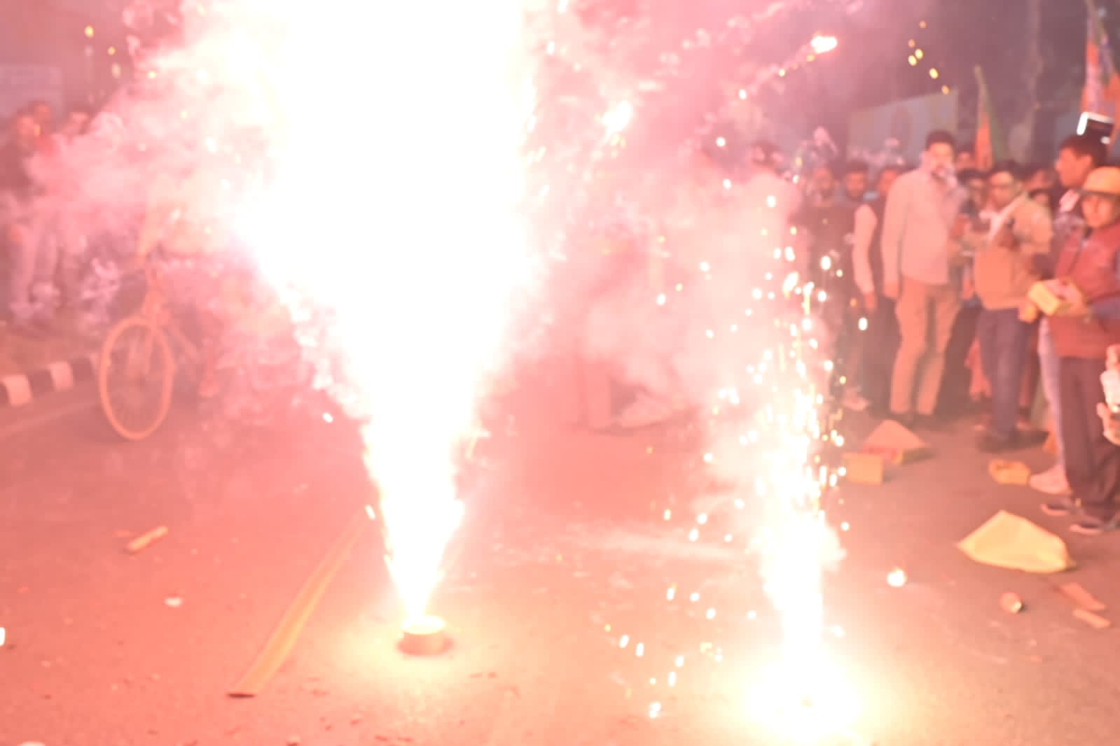 पटाखा फोड़ते हुए भाजपा कार्यकर्ता