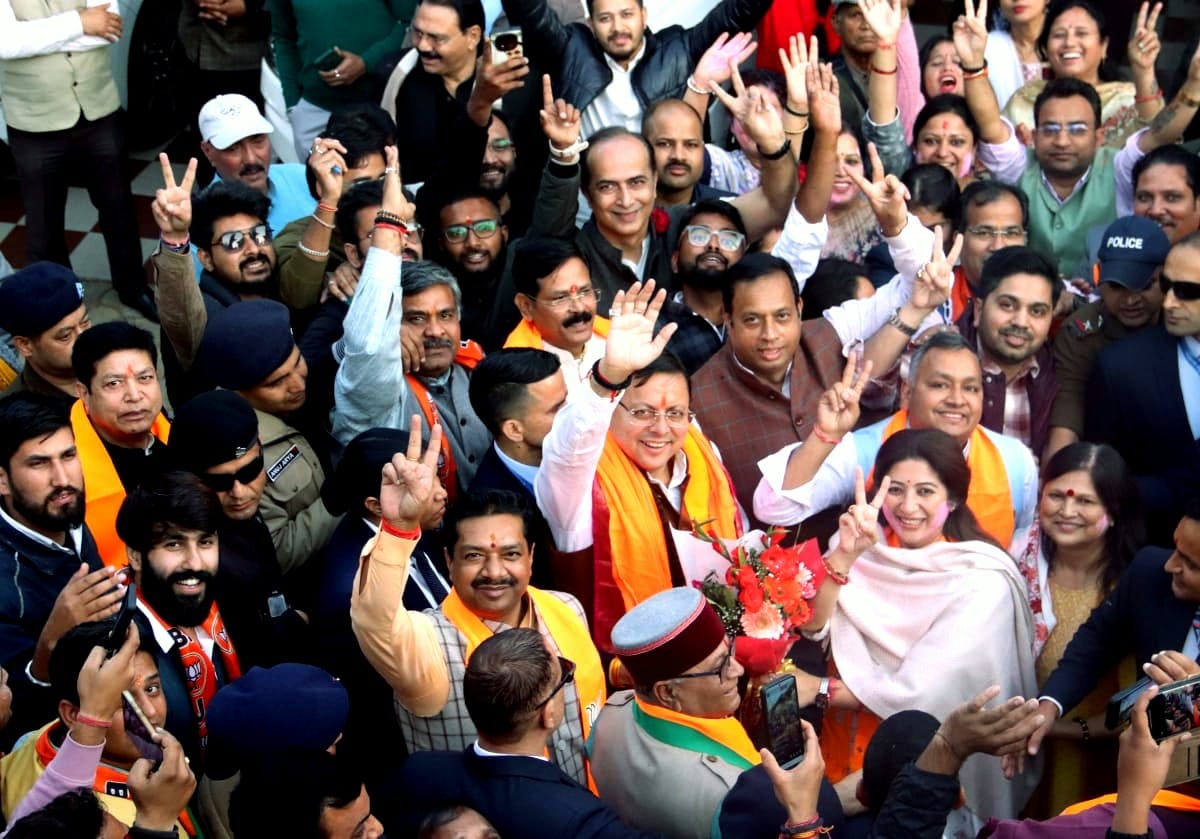 Chief Minister धामी पार्टी मुख्यालय में Bihar जीत पर कार्यकर्ताओं के साथ जश्न मनाते . Chief Minister धामी पार्टी मुख्यालय में Bihar जीत पर कार्यकर्ताओं के साथ जश्न मनाते .