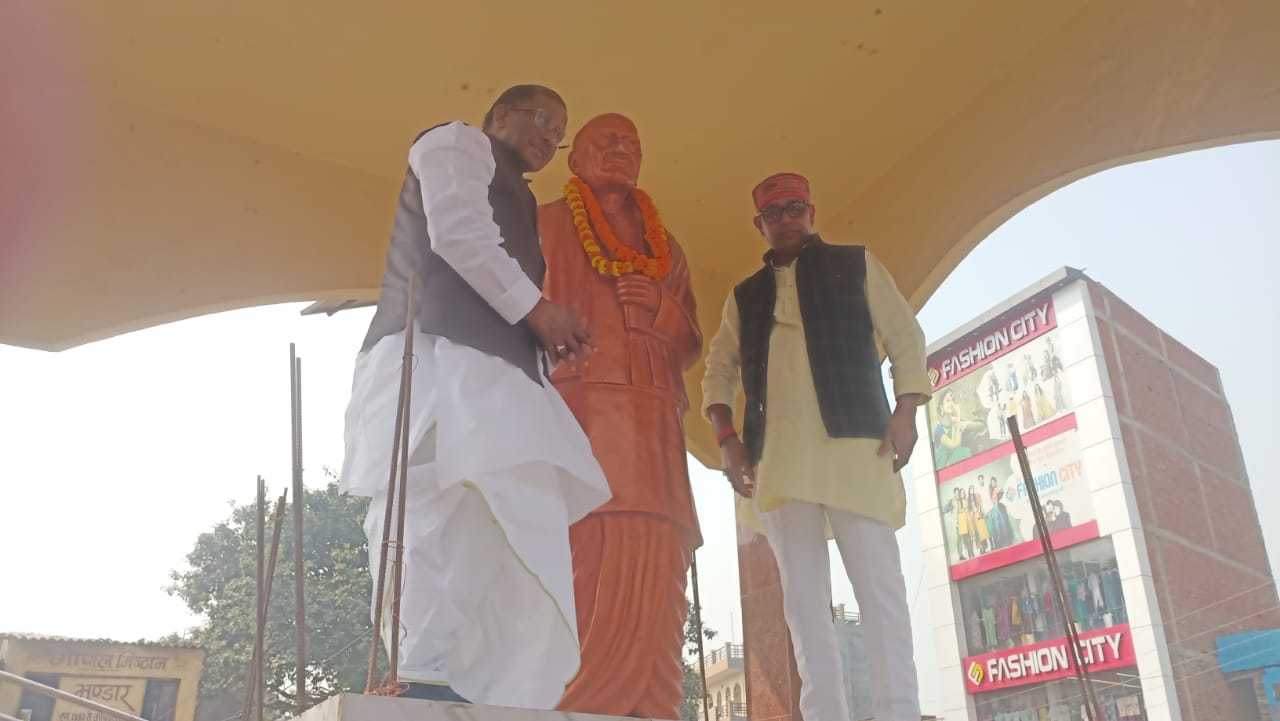 पटेल त्रिमोहानी पर सरदार पटेल की प्रतिमा पर माल्यार्पण कर नमन करते असम के राज्यपाल लक्ष्मण प्रसाद आचार्य। पटेल त्रिमोहानी पर सरदार पटेल की प्रतिमा पर माल्यार्पण कर नमन करते असम के राज्यपाल लक्ष्मण प्रसाद आचार्य।