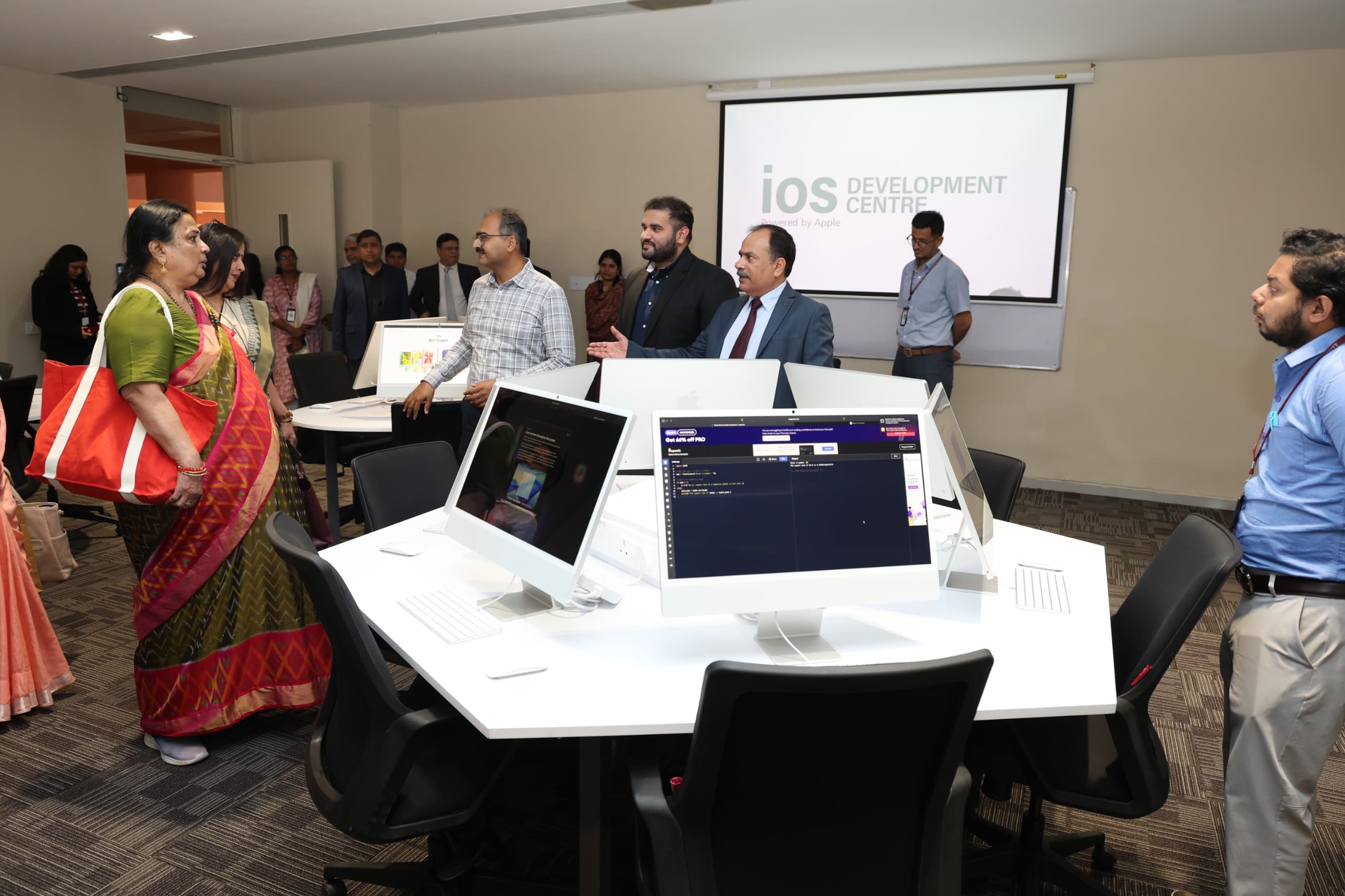 चंडीगढ़ यूनिवर्सिटी, उत्तर प्रदेश के नए एप्पल आईओएस डेवलपमेंट सेंटर का निरीक्षण करतीं जेएनयू की कुलपति प्रो. (डॉ.) संती धूलिपुडी पंडित व अन्य का छायाचित्र