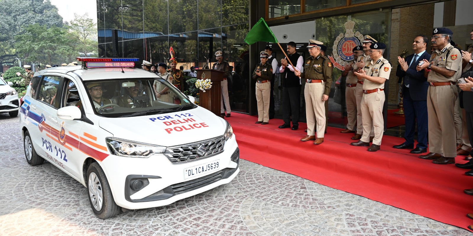55 नई पीसीआर वैन और 156 मोटरसाइकिल को हरि झंडी दिखाते हए पुलिस कमिश्नर
