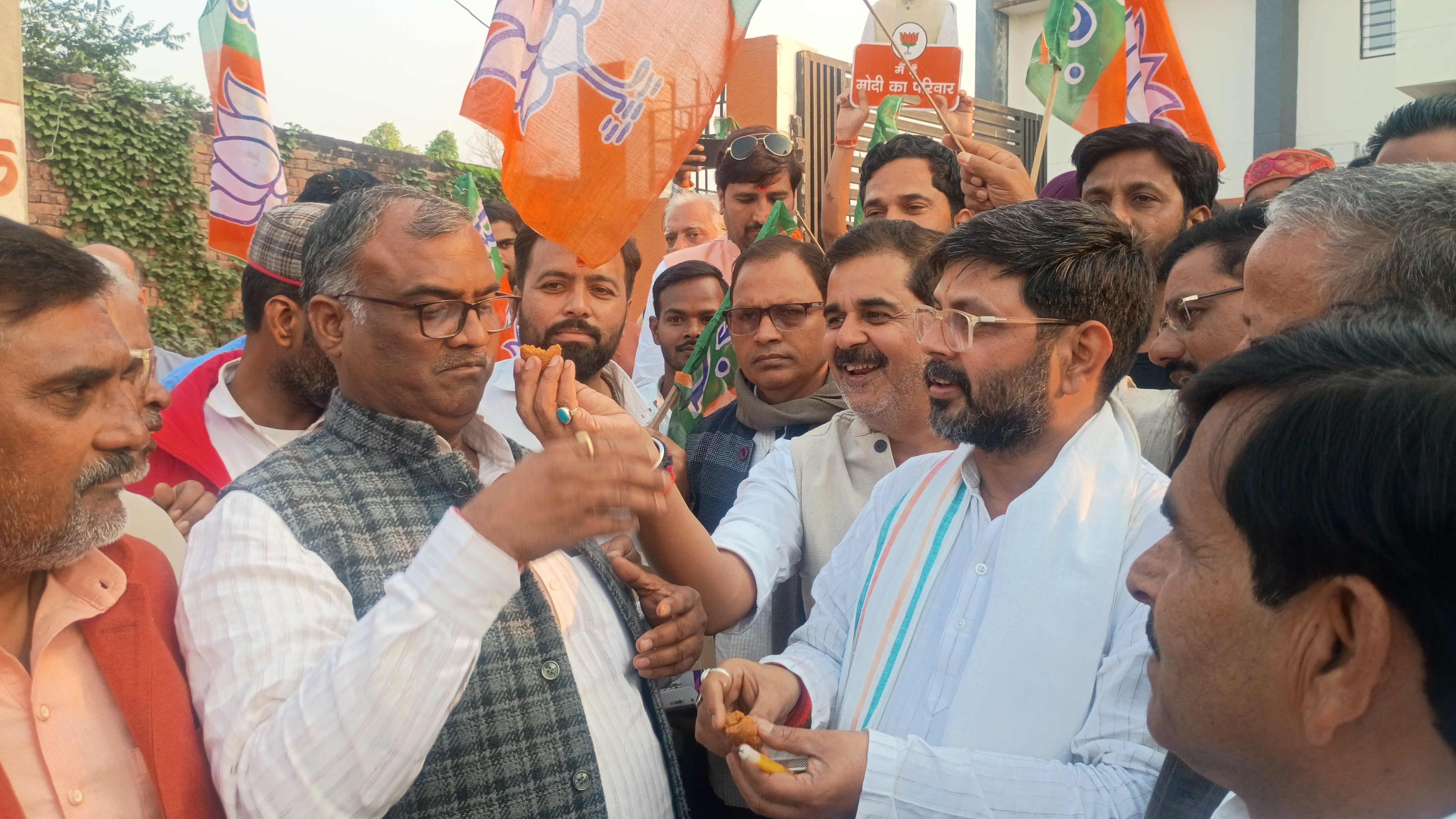 बीजेपी कार्यकर्ताओं के साथ जश्न मनाते हुए गिरीश चंद्र यादव राज्य मंत्री