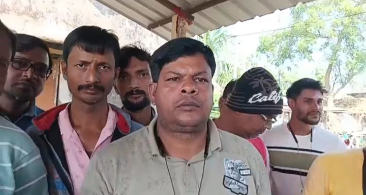 झाड़ग्राम टोटो चालकों का विरोध प्रदर्शन शुरू झाड़ग्राम टोटो चालकों का विरोध प्रदर्शन शुरू