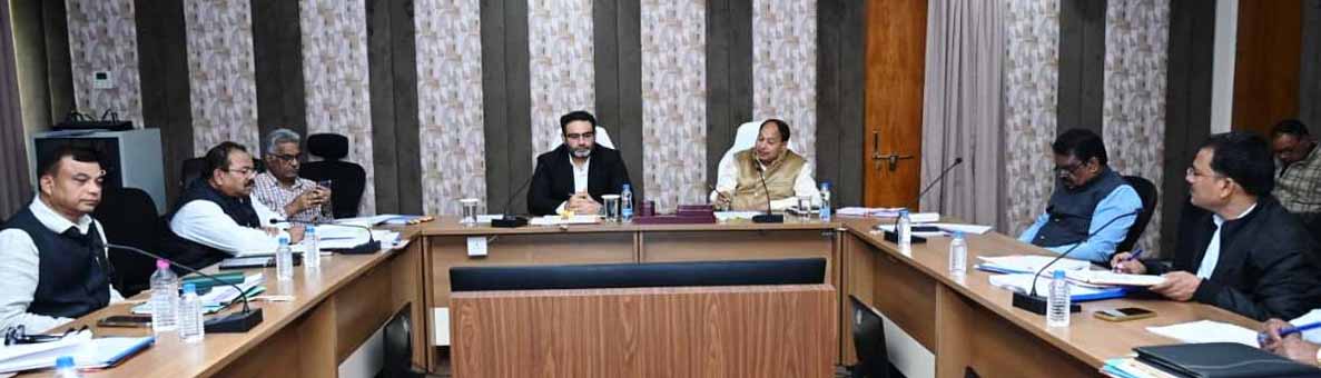 छत्तीसगढ़ लोक निर्माण विभाग के सचिव डॉ. कमलप्रीत सिंह  मुख्य अभियंताओं की बैठक लेते हुए
