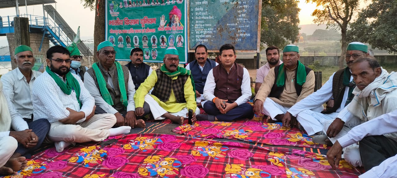 धरना समाप्त कराते एसडीएम चुनार।