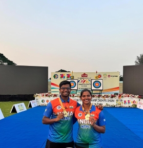 रिकर्व व्यक्तिगत पुरुष-महिला चैंपियन बी. धीरज (बाएं) और अंकिता भकत (दाएं)