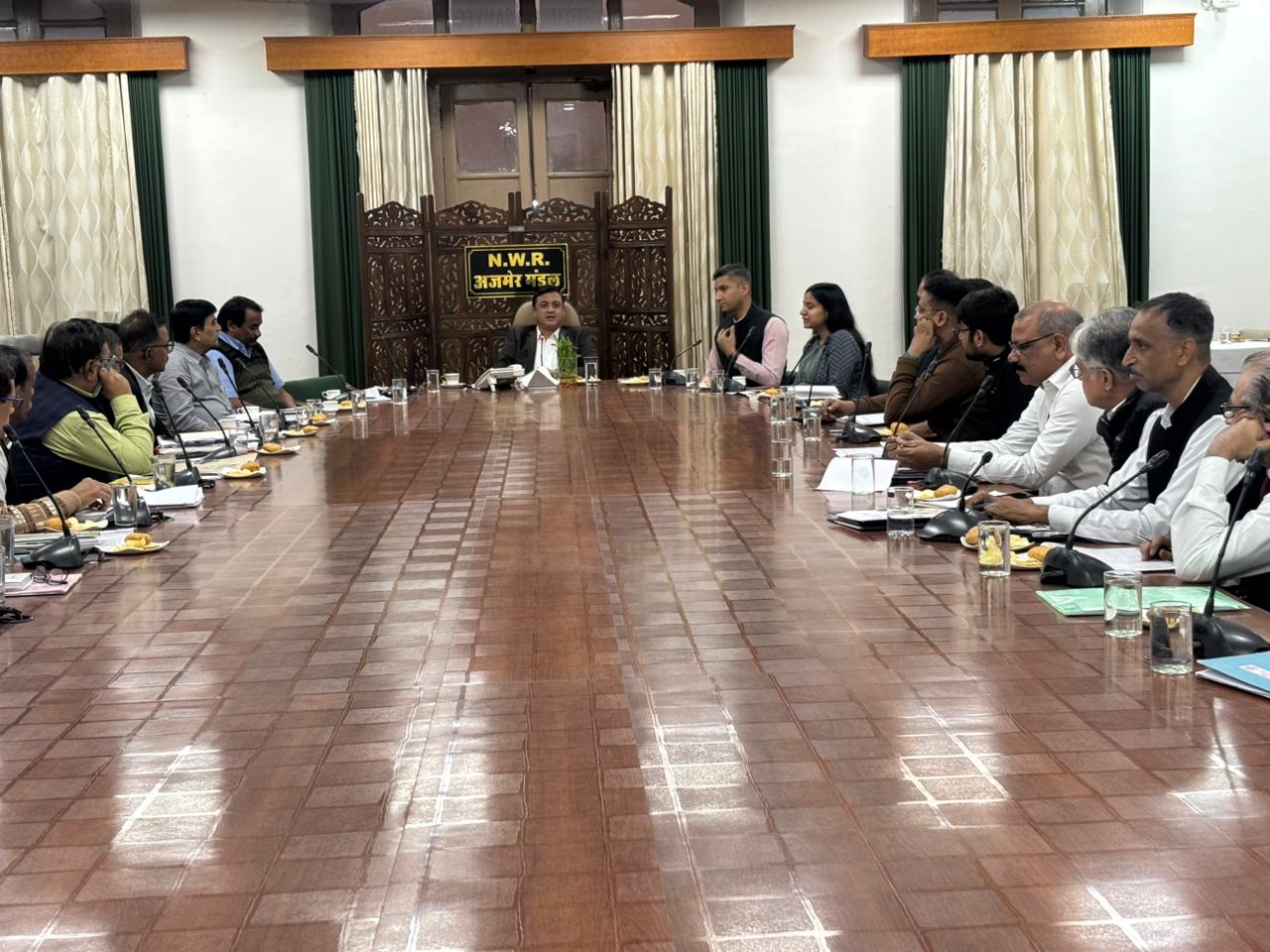 अमृत स्टेशन योजना विकास कार्यों को समय सीमा में करें पूरा— मंडल रेल प्रबंधक