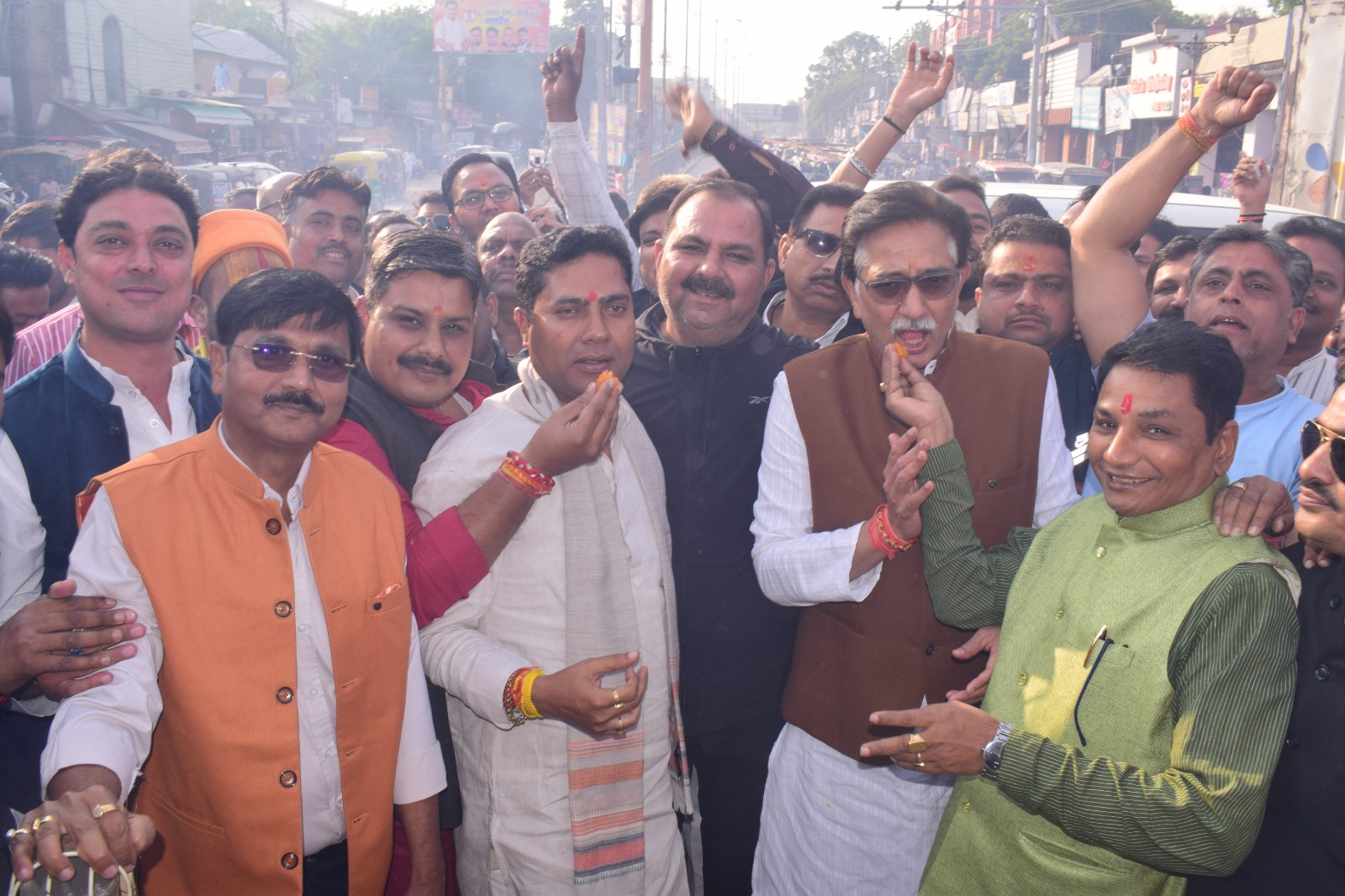 जीत का जश्न मनाते भाजपा के जनप्रतिनिधि व कार्यकर्ता