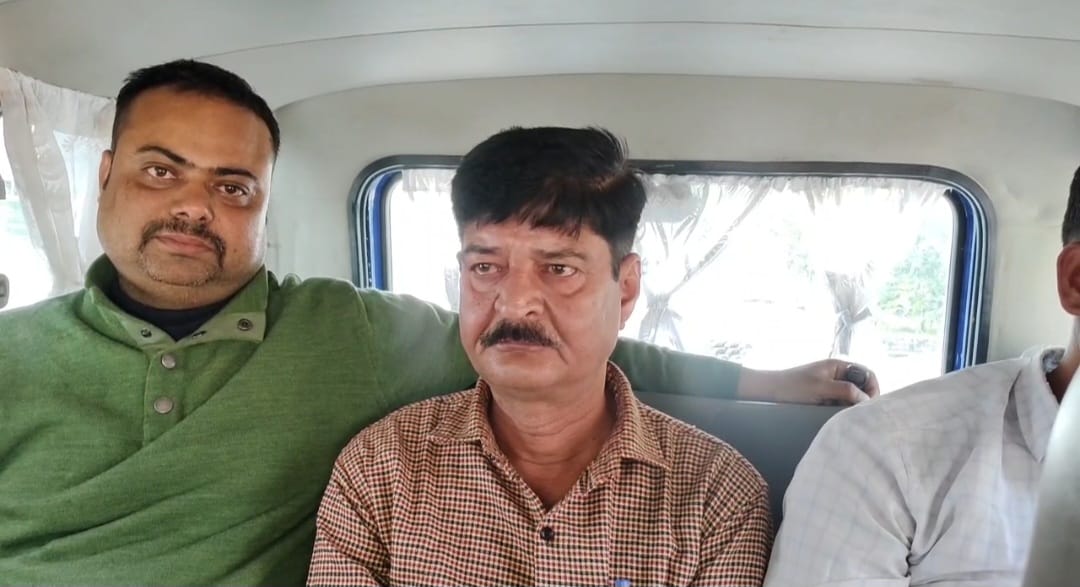 विजिलेंस टीम की गिरफ्त में आरोपित लिपिक