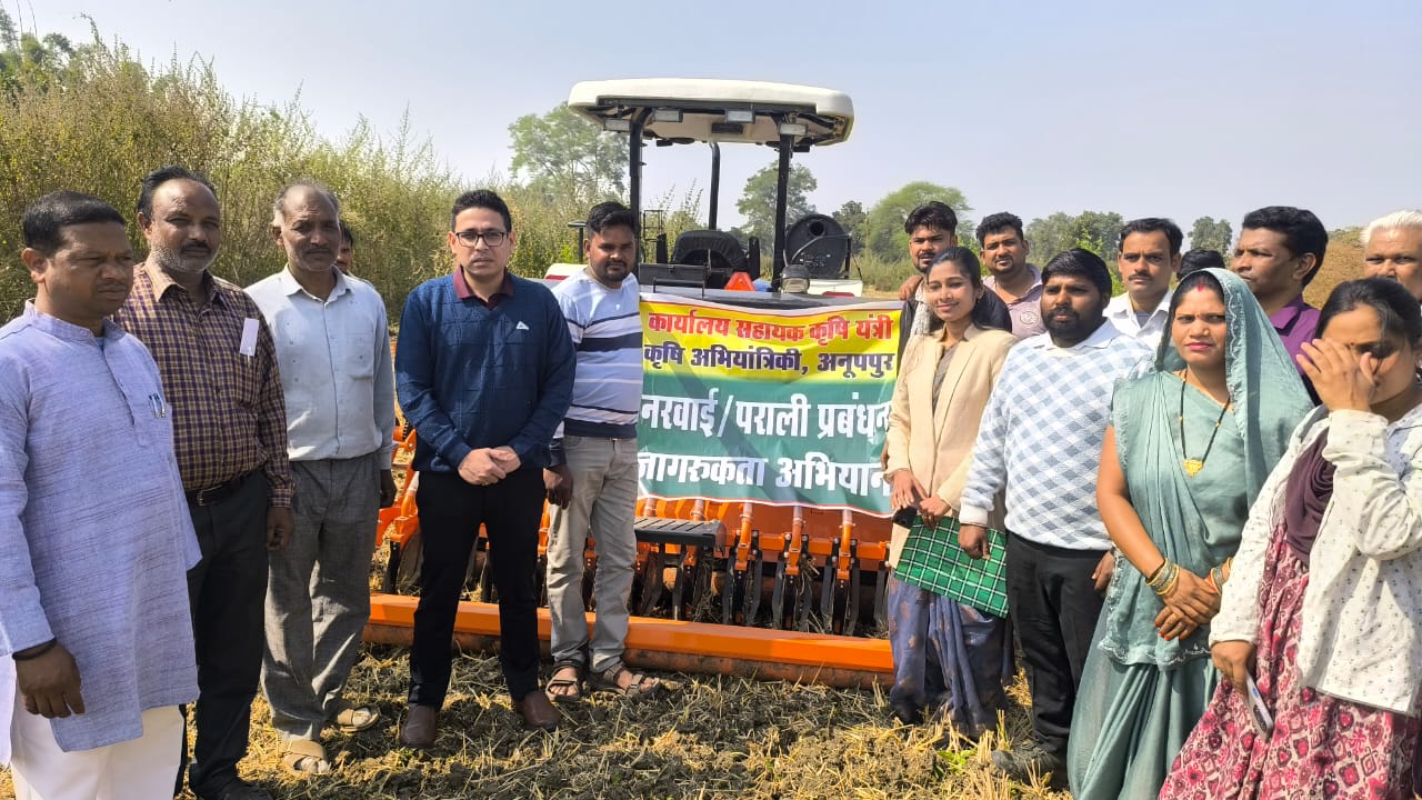सुपर सीडर उपयोग कार्य का खेत में देखते कलेक्टर