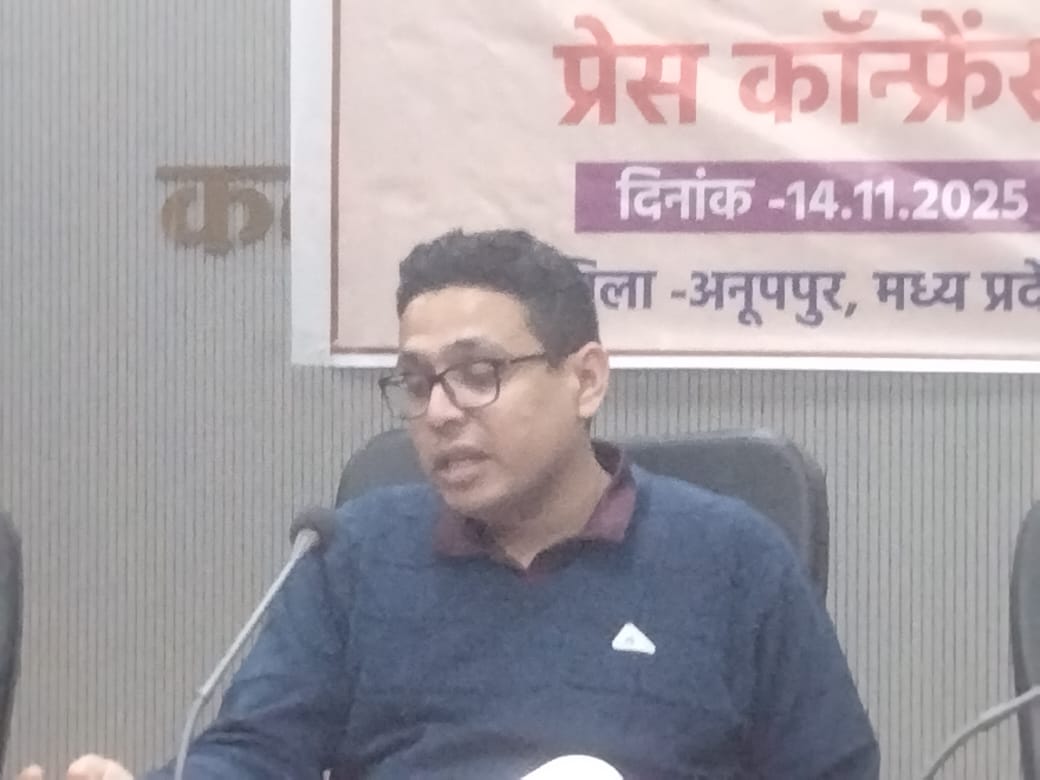 जानकारी देते कलेक्टर