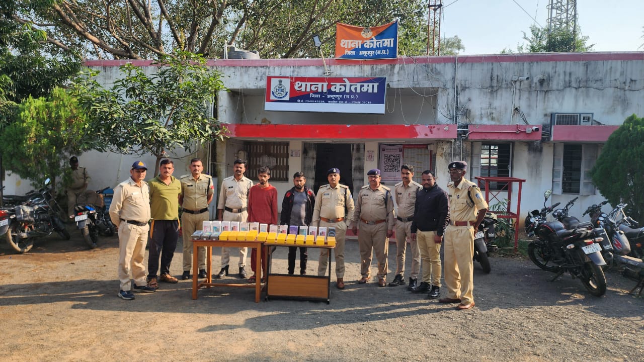 गिरफ्तार आराेपी जप्त मोबाइल के साथ गिरफ्तार आराेपी जप्त मोबाइल के साथ