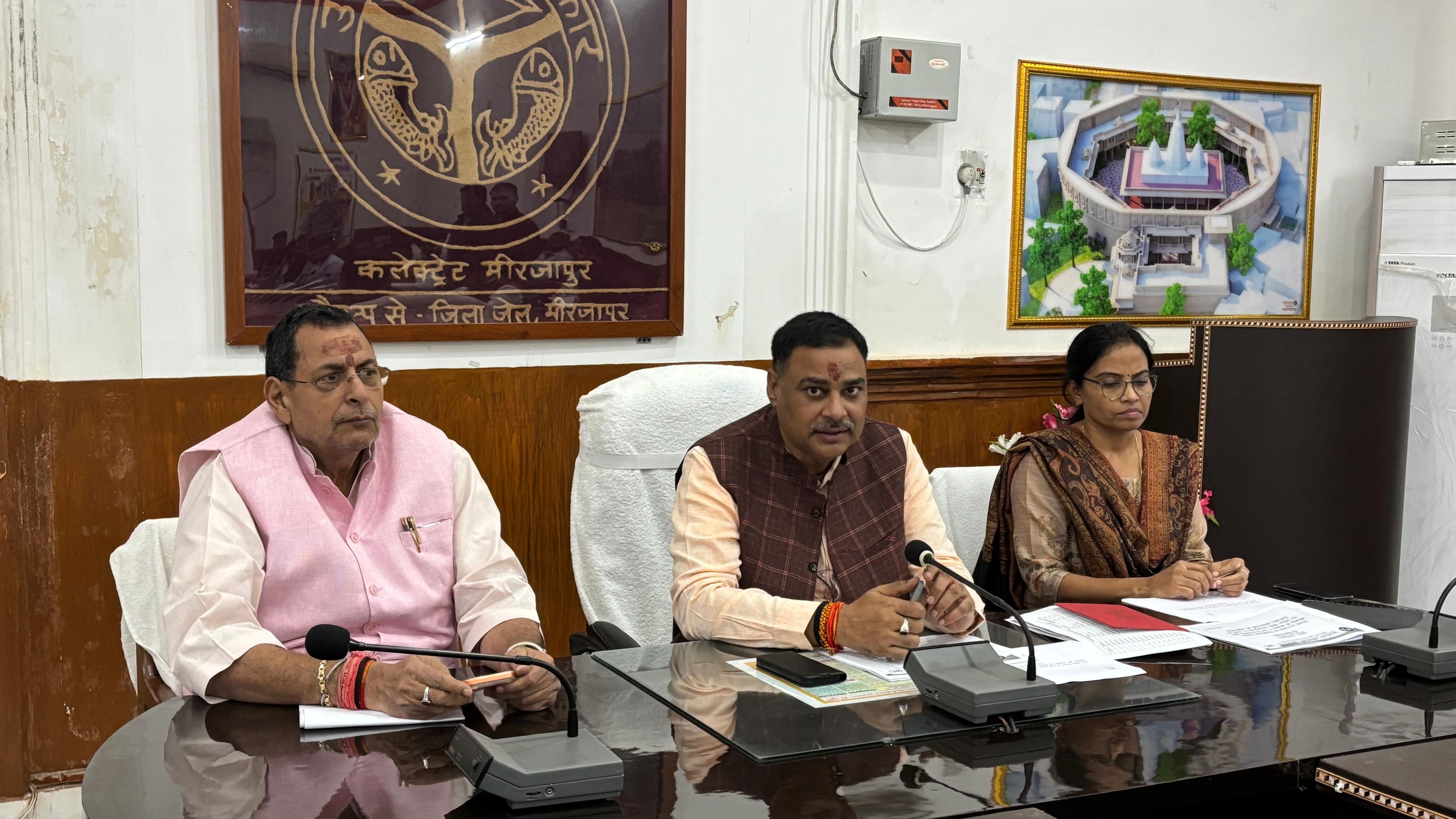 कलेक्ट्रेट सभागार में समीक्षा बैठक करते विधायक नगर रत्नाकर मिश्र व डीएम पवन कुमार गंगवार।