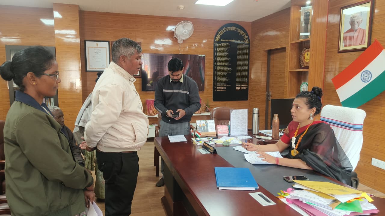 ग्रामीणों की बातें सुनती हुई उपायुक्‍त प्रेरणा दीक्ष‍ित