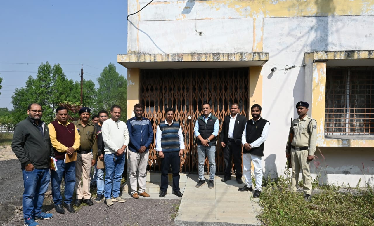 जांजगीर कलेक्टर एवं जिला निर्वाचन अधिकारी ने ईव्हीएम - व्हीव्हीपीएटी वेयरहाउस का किया निरीक्षण जांजगीर कलेक्टर एवं जिला निर्वाचन अधिकारी ने ईव्हीएम - व्हीव्हीपीएटी वेयरहाउस का किया निरीक्षण