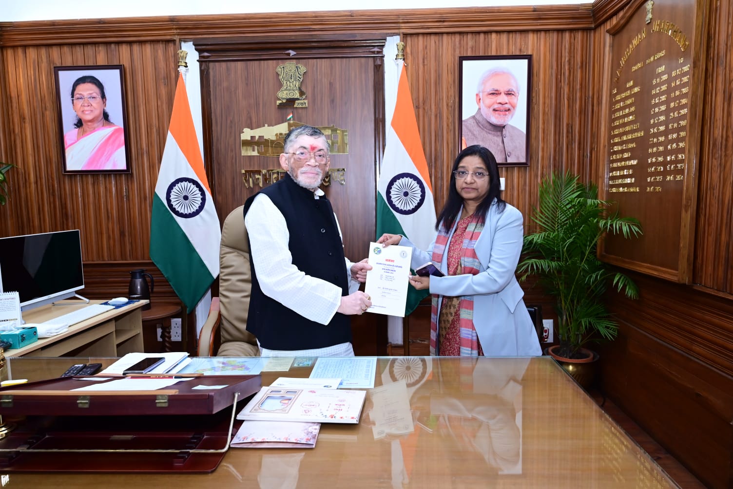 राज्यपाल को आमंत्रण पत्र देते प्रधान सचिव