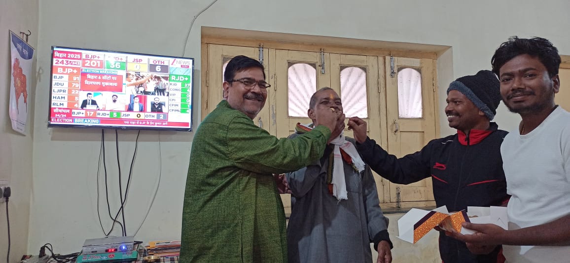 मिठाई खिलाते हुए तस्‍वीर