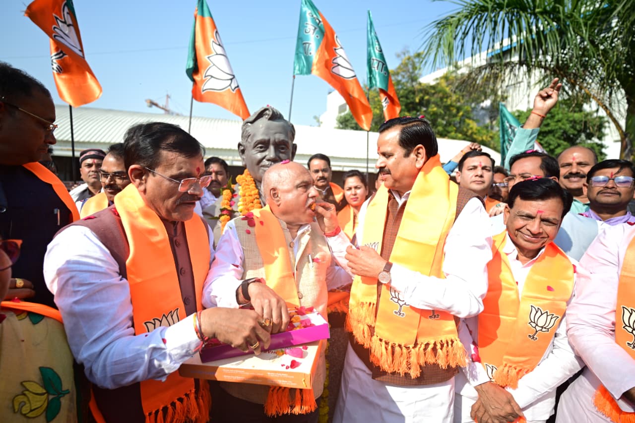 बीजेपी प्रदेश कार्यालय में बिहार चुनाव में एनडीए की प्रचंड जीत पर मनाया गया उत्सव