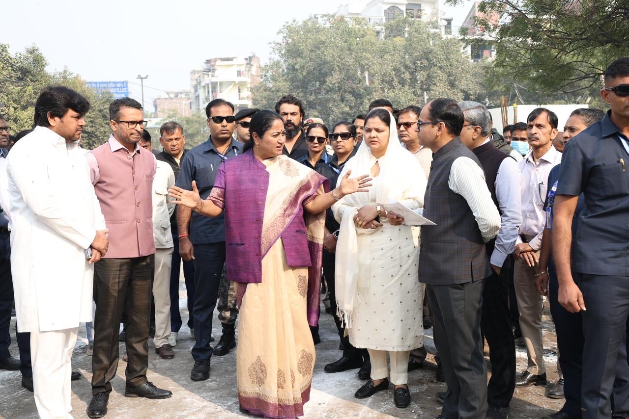 दक्षिणी दिल्ली के तेहखंड और तुगलकाबाद क्षेत्र का दौरा करके सफाई अभियान का जाजया लेती दिल्ली मुख्यमंत्री रेखा गुप्ता