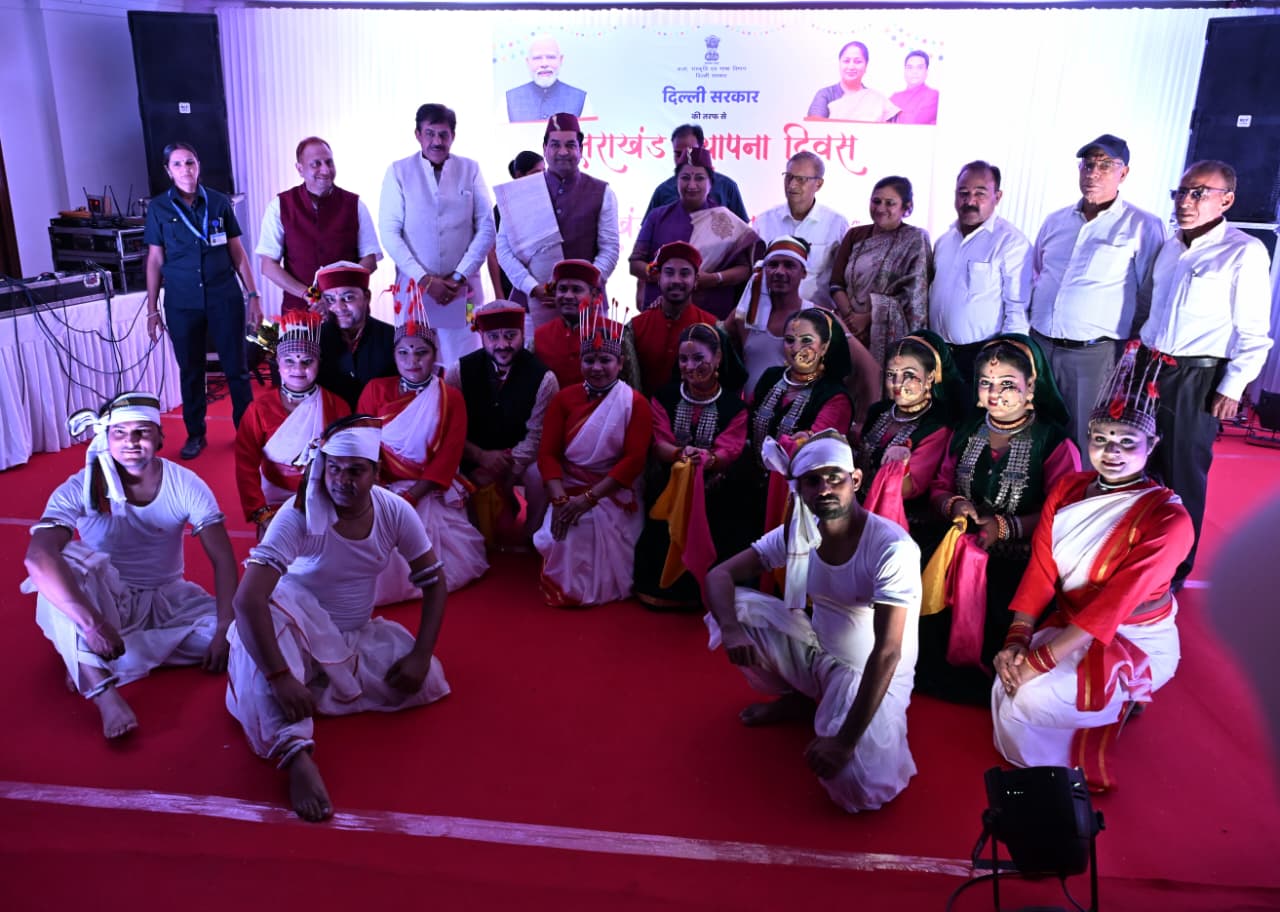 दिल्ली सचिवालय में शुक्रवार को उत्तराखंड और झारखंड राज्य की स्थापना के 25 वर्ष पूर्ण होने के उपलक्ष्य में आयोजित  सांस्कृतिक कार्यक्रम में शामिल हुई मुख्यमंत्री रेखा गुप्ता, साथ में मंत्री कपिल मिश्रा