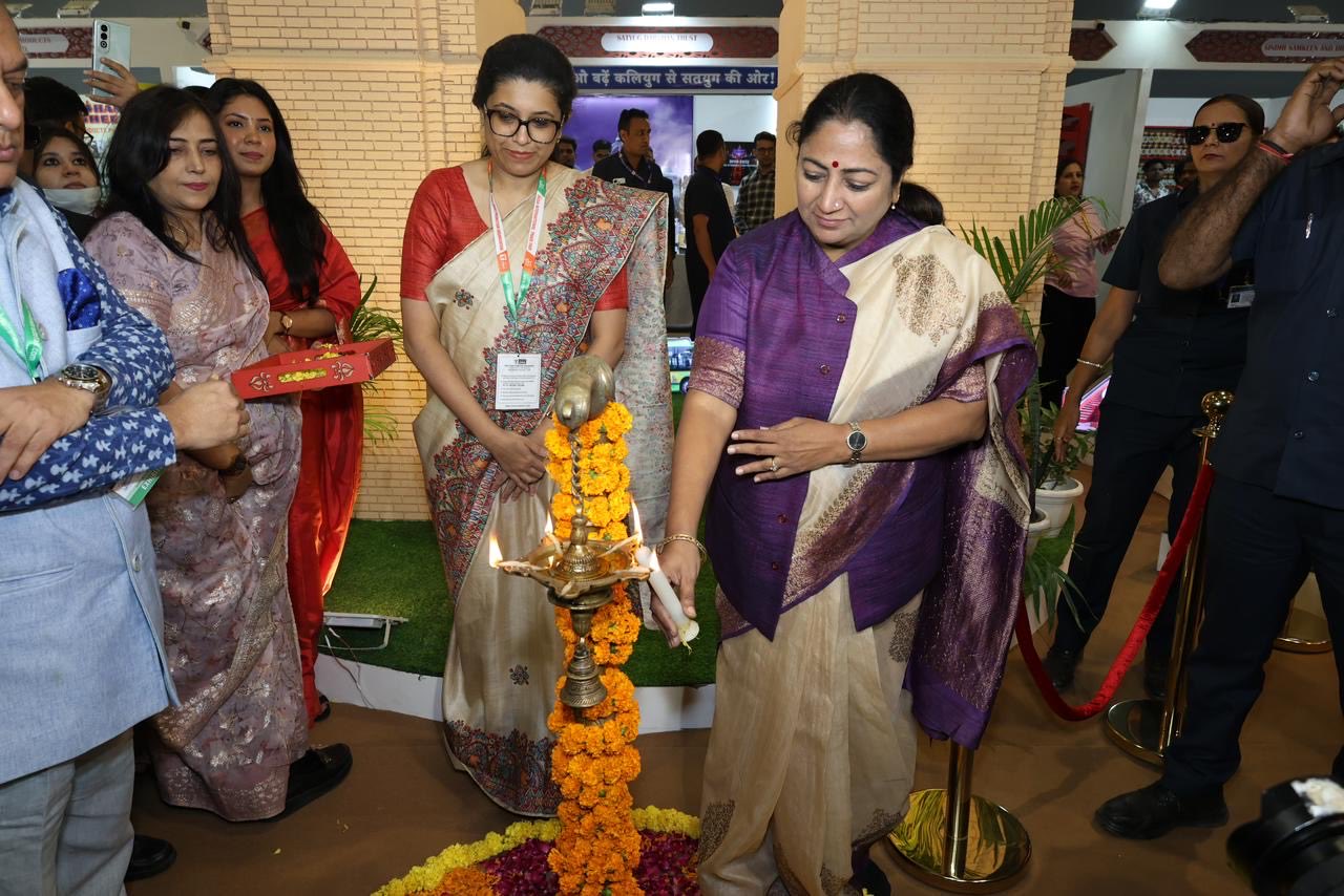 भारत मंडपम में 44वें भारत अंतर्राष्ट्रीय व्यापार मेले 2025 में शुक्रवार को  ‘दिल्ली पवेलियन’ का उद्घाटन करती दिल्ली की मुख्यमंत्री रेखा गुप्ता