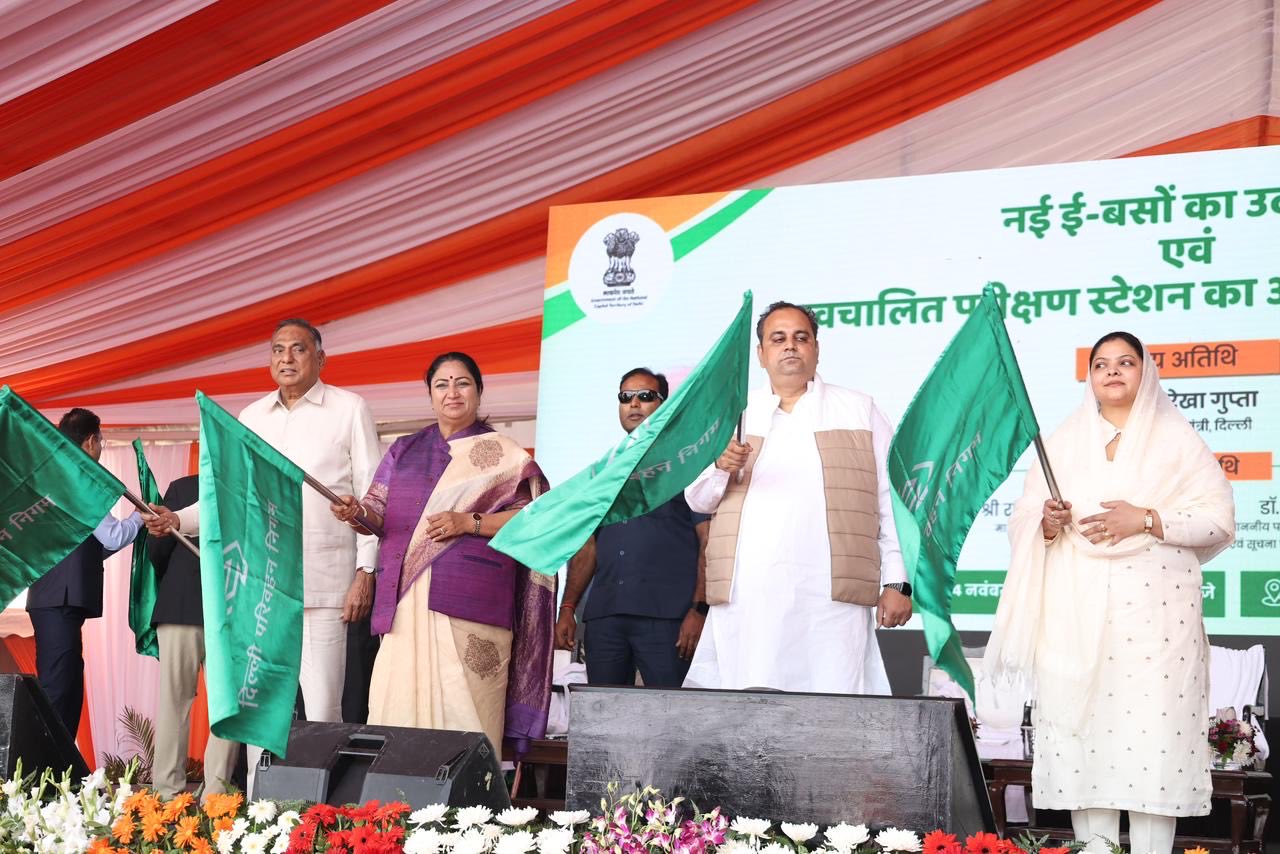 ओखला के तेहखंड स्थित दिल्ली परिवहन निगम (डीटीसी) डिपो में 50 नई इलेक्ट्रिक बसों को हरी झंडी दिखाती मुख्यमंत्री रेखा गुप्ता, दिल्ली के परिवहन मंत्री पंकज कुमार सिंह और सांसद रामवीर सिंह बिधूड़ी ओखला के तेहखंड स्थित दिल्ली परिवहन निगम (डीटीसी) डिपो में 50 नई इलेक्ट्रिक बसों को हरी झंडी दिखाती मुख्यमंत्री रेखा गुप्ता, दिल्ली के परिवहन मंत्री पंकज कुमार सिंह और सांसद रामवीर सिंह बिधूड़ी