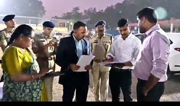 केंद्रीय कृषि मंत्री के प्रस्तावित दौरे की तैयारी का जायजा लेते हुए अधिकारी।