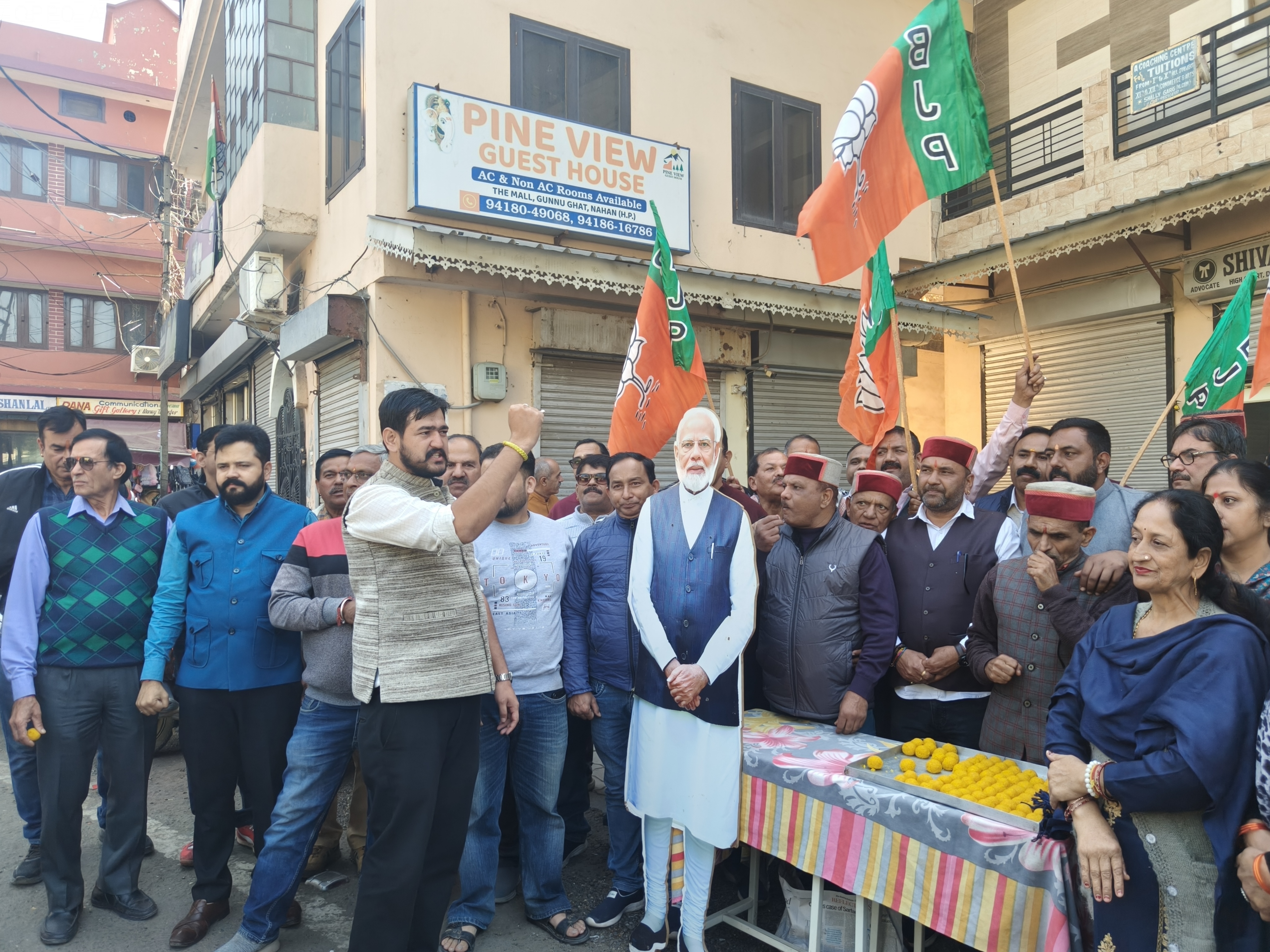 Bihar में भाजपा की जीत पर नाहन में बंटी मिठाई, चली आतिशबाजी. Bihar में भाजपा की जीत पर नाहन में बंटी मिठाई, चली आतिशबाजी.