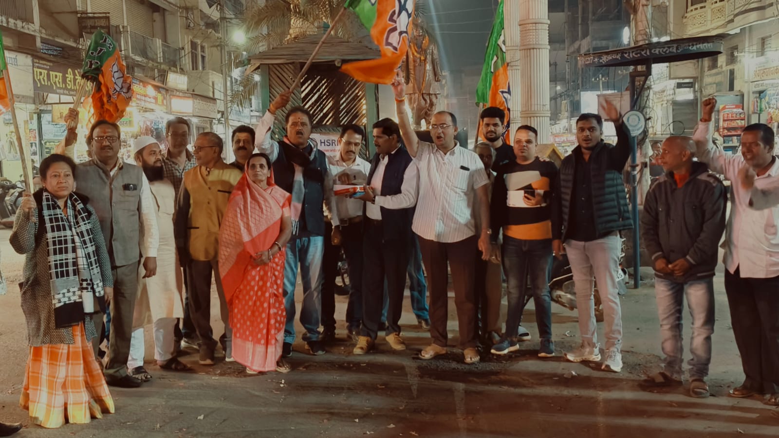 धमतरी के मकई चौक में जश्न मनाते हुए भाजपाई।