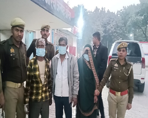 पकड़े गए आरोपितों को ले जाती पुलिस