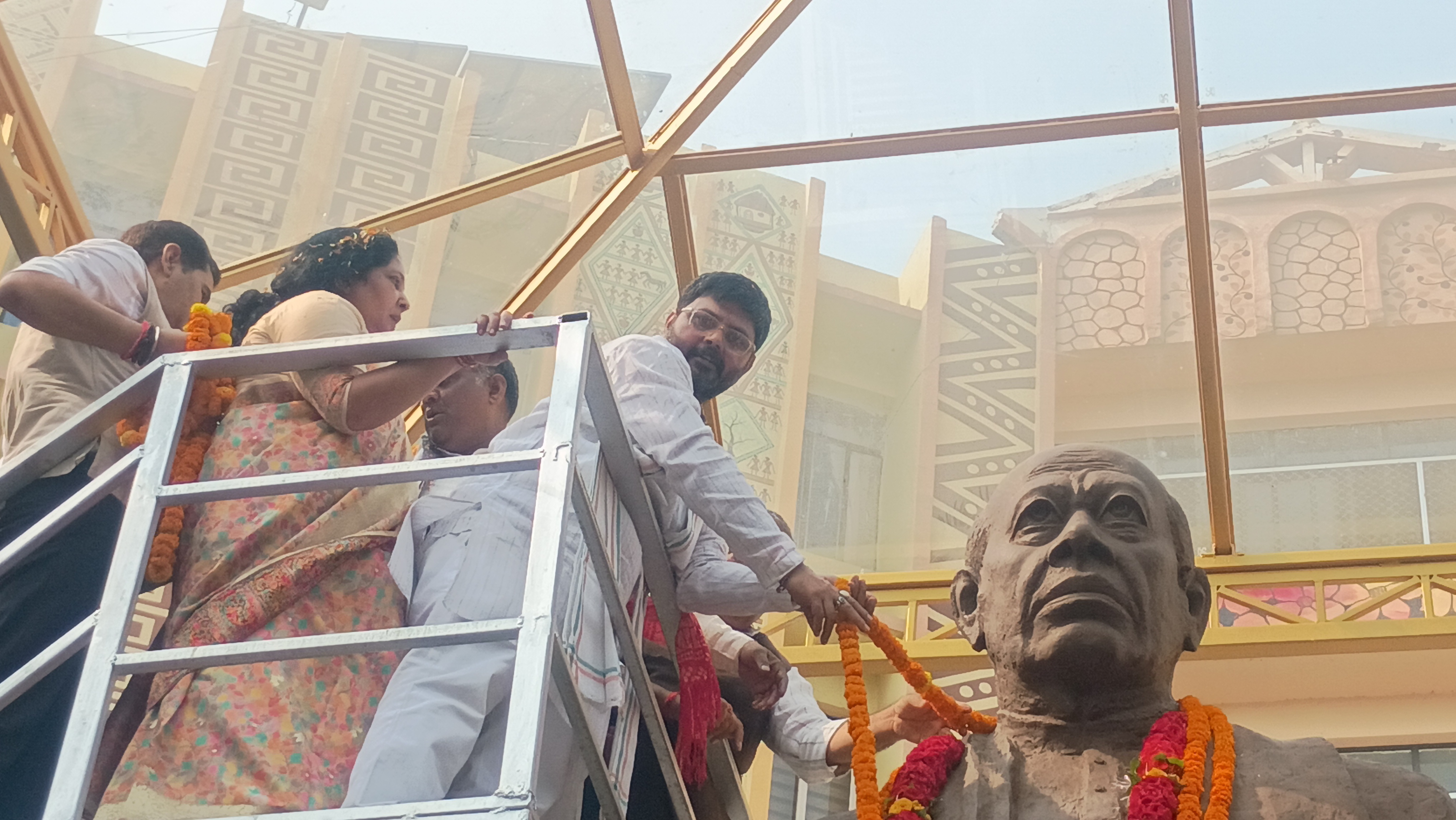 सरदार पटेल जी को माल्यार्पण करते हुए राज्य मंत्री गिरीश चंद्र यादव सरदार पटेल जी को माल्यार्पण करते हुए राज्य मंत्री गिरीश चंद्र यादव