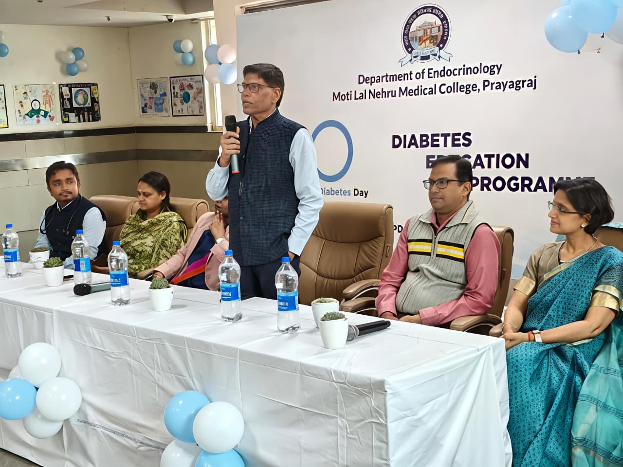 विश्व मधुमेह दिवस के मौके पर मेडिकल कॉलेज में आयोजित कार्यक्रम का छाया चित्र