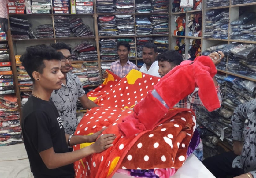 दुकानों में भी पूछ परख बढ़ी। दुकान में कपड़ा खरीदते लोग। दुकानों में भी पूछ परख बढ़ी। दुकान में कपड़ा खरीदते लोग।